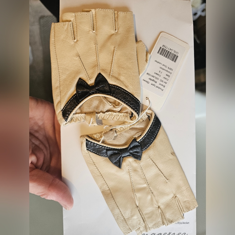 MAGELIER cream short gloves with black bow accent size 7.5 100% leather